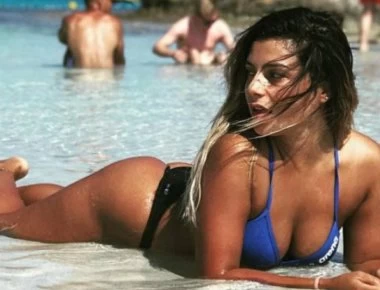 Η Ελευθερία Ελευθερίου «τρέλανε» τη Νάξο με τις καμπύλες της - «Κόλαση» με το «θανατηφόρο» μαγιό της (φώτο)